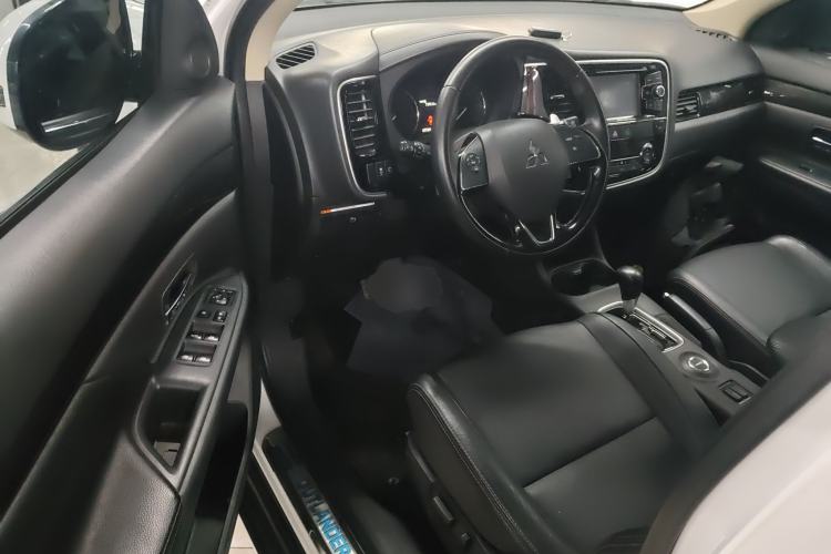 Used Mitsubishi Outlander 2016 2.4L 4x4 Elite Edition 7-Seater Driver Seat