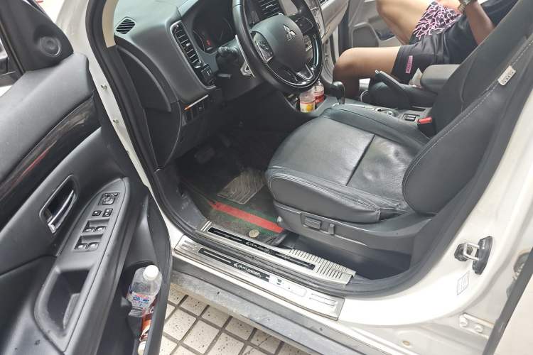 Used Mitsubishi Outlander 2016 2.4L 4x4 Elite Edition 5 Seats Driver Seat