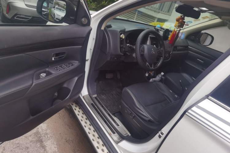 Used Mitsubishi Outlander 2016 2.4L 4x4 Luxury Edition 7-Seater Driver Seat