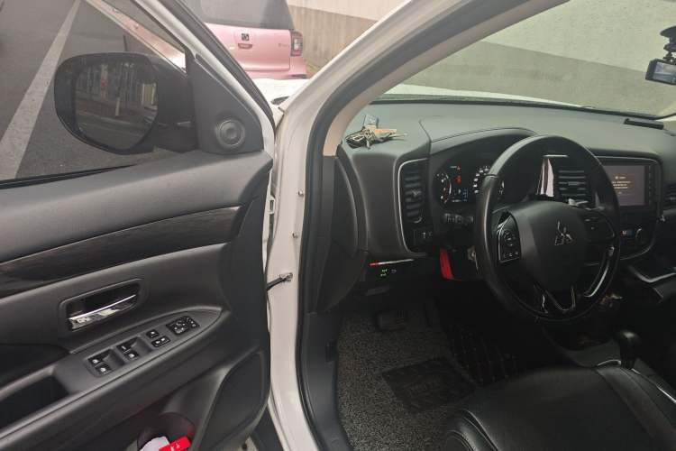 Used Mitsubishi Outlander 2016 2.4L 4x4 Elite Edition 5 Seats Driver Seat