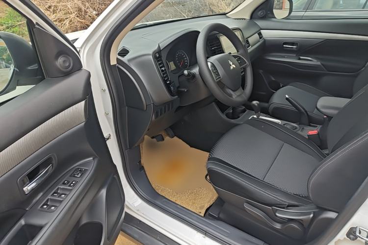 Used Mitsubishi Outlander 2016 2.0L Two-Wheel Drive Fashion Edition 5 Seats Driver Seat