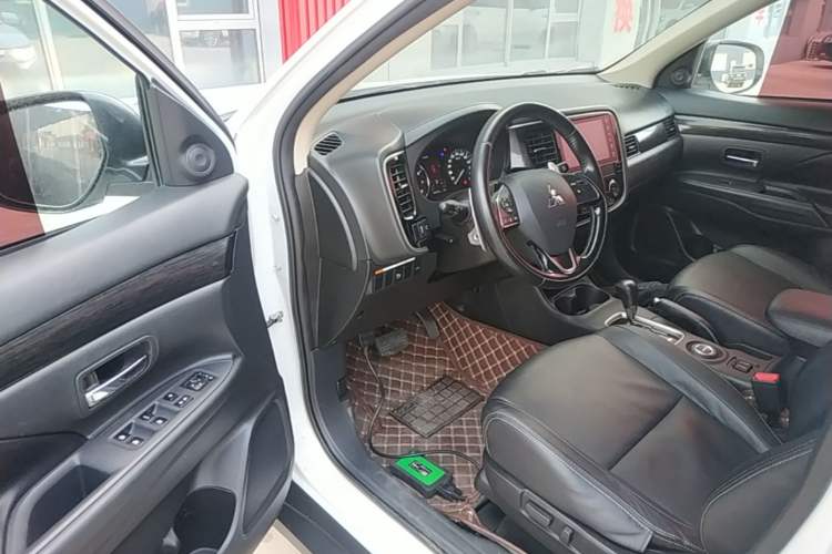 Used Mitsubishi Outlander 2016 2.4L 4x4 Elite Edition 5 Seats Driver Seat
