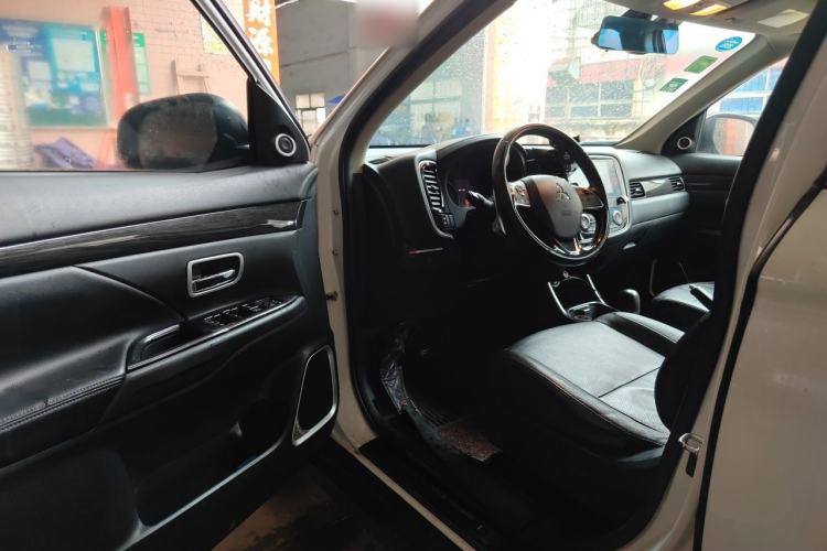 Used Mitsubishi Outlander 2016 2.4L 4x4 Elite Edition 5 Seats Driver Seat