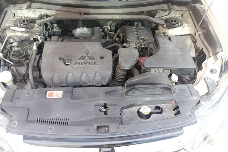 Used Mitsubishi Outlander 2016 2.4L 4x4 Elite Edition 7-Seater Engine Bay