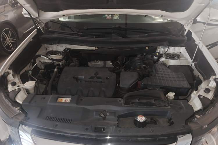 Used Mitsubishi Outlander 2016 2.4L 4x4 Luxury Edition 7-Seater Engine Bay