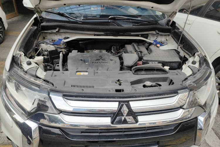Used Mitsubishi Outlander 2016 2.4L 4x4 Elite Edition 5 Seats Engine Bay