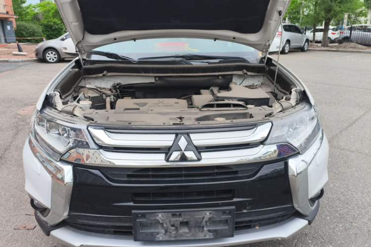 Used Mitsubishi Outlander 2016 2.4L 4x4 Elite Edition 5 Seats Engine Bay