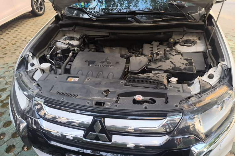 Used Mitsubishi Outlander 2016 2.4L 4x4 Luxury Edition 7-Seater Engine Bay