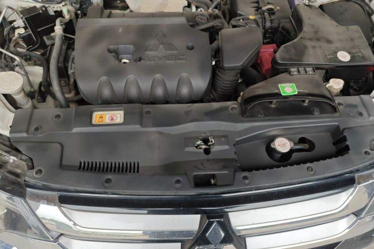 Used Mitsubishi Outlander 2016 2.4L 4x4 Luxury Edition 7-Seater Engine Bay