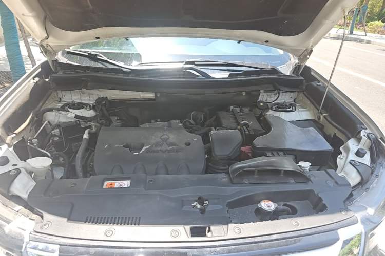 Used Mitsubishi Outlander 2016 2.4L 4x4 Elite Edition 7-Seater Engine Bay