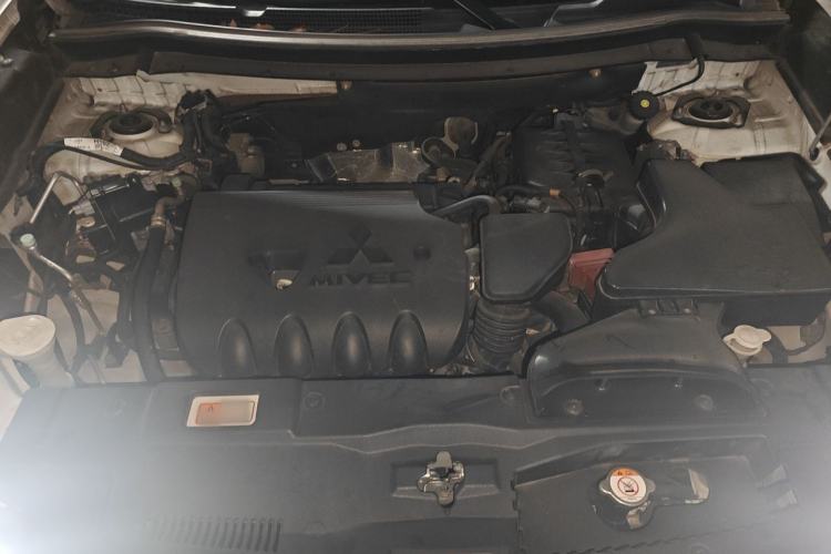 Used Mitsubishi Outlander 2016 2.4L 4x4 Elite Edition 5 Seats Engine Bay