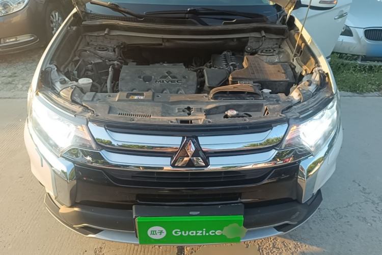 Used Mitsubishi Outlander 2016 2.4L 4x4 Luxury Edition 7-Seater Engine Bay