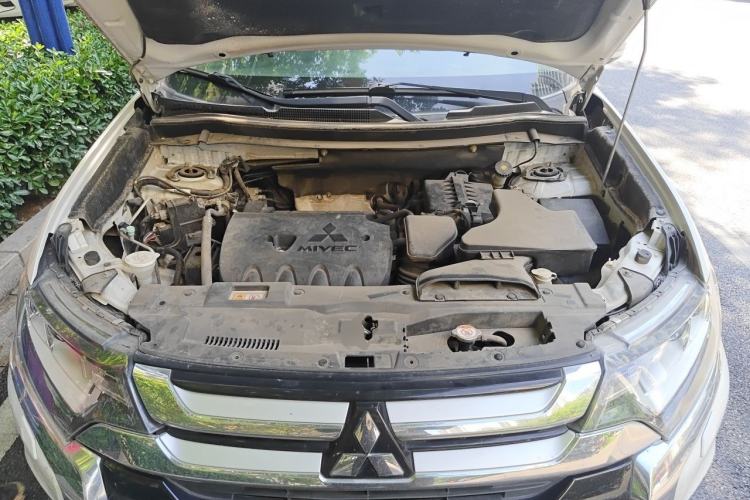 Used Mitsubishi Outlander 2016 2.4L 4x4 Elite Edition 5 Seats Engine Bay