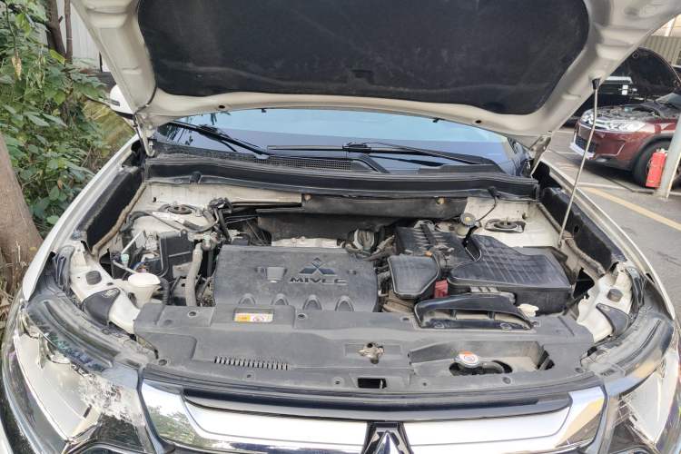 Used Mitsubishi Outlander 2016 2.4L 4x4 Luxury Edition 7-Seater Engine Bay