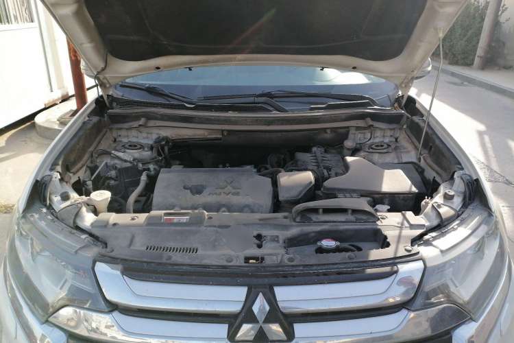 Used Mitsubishi Outlander 2016 2.4L 4x4 Elite Edition 7-Seater Engine Bay