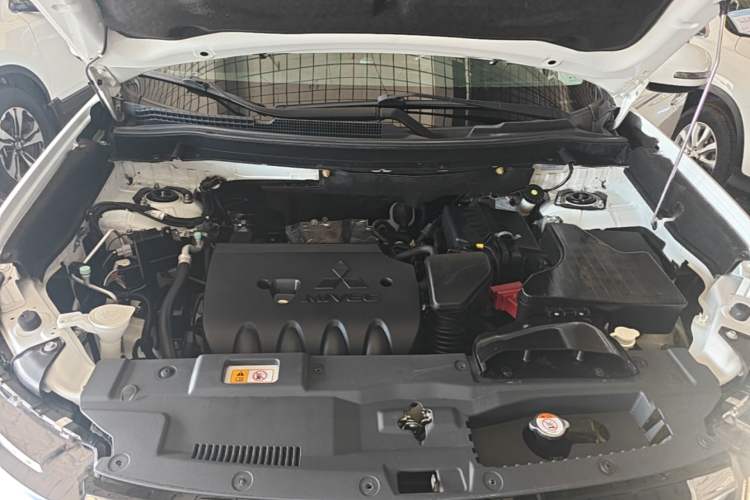 Used Mitsubishi Outlander 2016 2.4L 4x4 Elite Edition 5 Seats Engine Bay