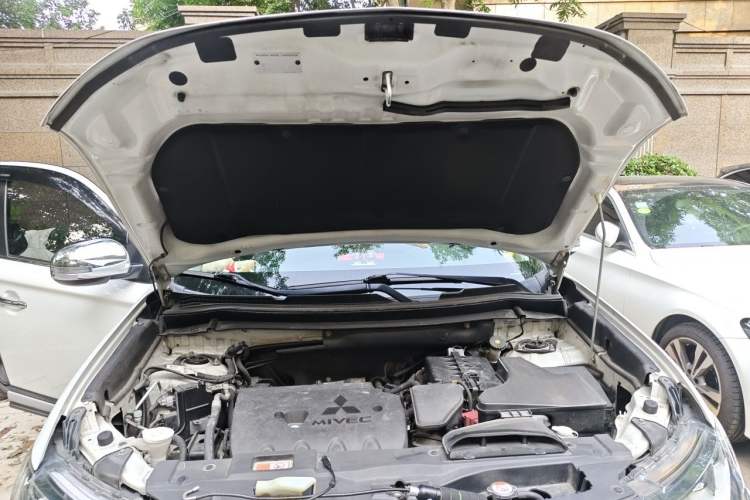 Used Mitsubishi Outlander 2016 2.4L 4x4 Elite Edition 7-Seater Engine Bay