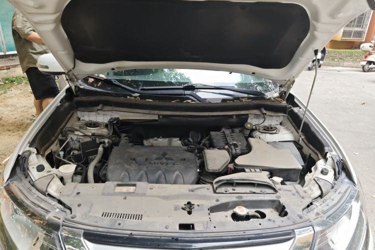 Used Mitsubishi Outlander 2016 2.4L 4x4 Luxury Edition 7-Seater Engine Bay