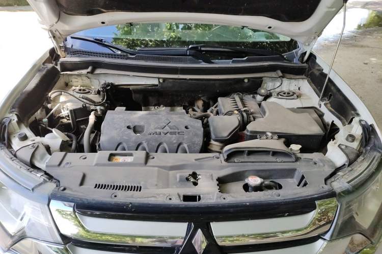 Used Mitsubishi Outlander 2016 2.4L 4x4 Elite Edition 5 Seats Engine Bay