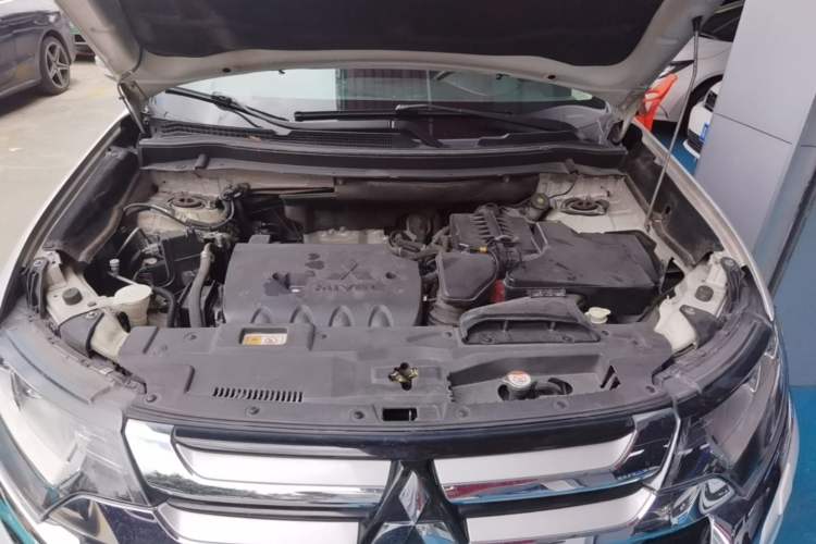 Used Mitsubishi Outlander 2016 2.4L 4x4 Luxury Edition 7-Seater Engine Bay