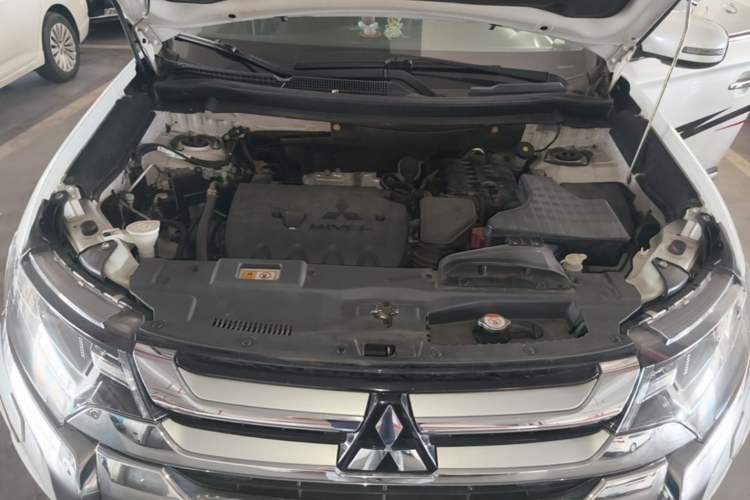 Used Mitsubishi Outlander 2016 2.4L 4x4 Luxury Edition 7-Seater Engine Bay