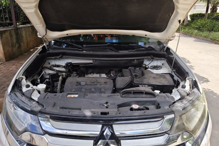 Used Mitsubishi Outlander 2016 2.4L 4x4 Elite Edition 5 Seats Engine Bay