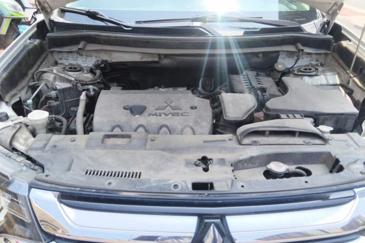 Used Mitsubishi Outlander 2016 2.4L 4x4 Luxury Edition 7-Seater Engine Bay