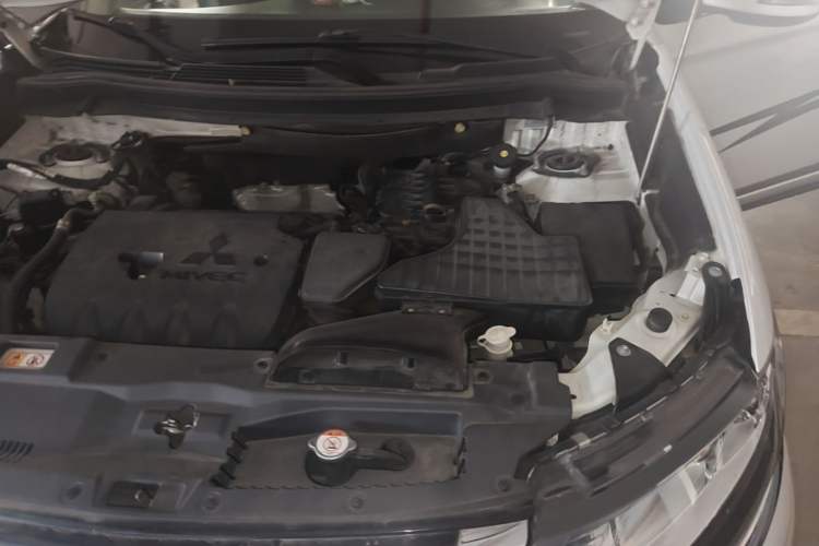 Used Mitsubishi Outlander 2016 2.4L 4x4 Luxury Edition 7-Seater Engine Bay Left