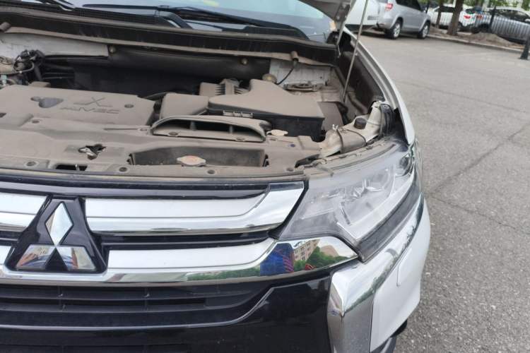 Used Mitsubishi Outlander 2016 2.4L 4x4 Elite Edition 5 Seats Engine Bay Left