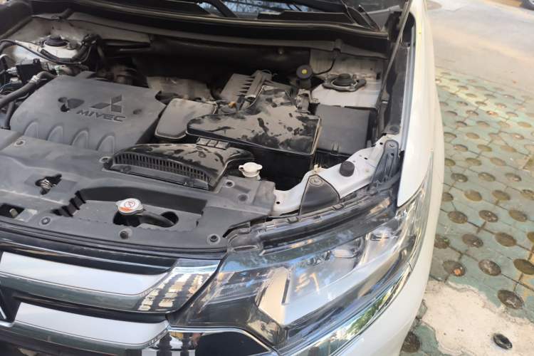Used Mitsubishi Outlander 2016 2.4L 4x4 Luxury Edition 7-Seater Engine Bay Left