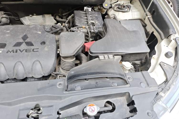 Used Mitsubishi Outlander 2016 2.4L 4x4 Elite Edition 7-Seater Engine Bay Left