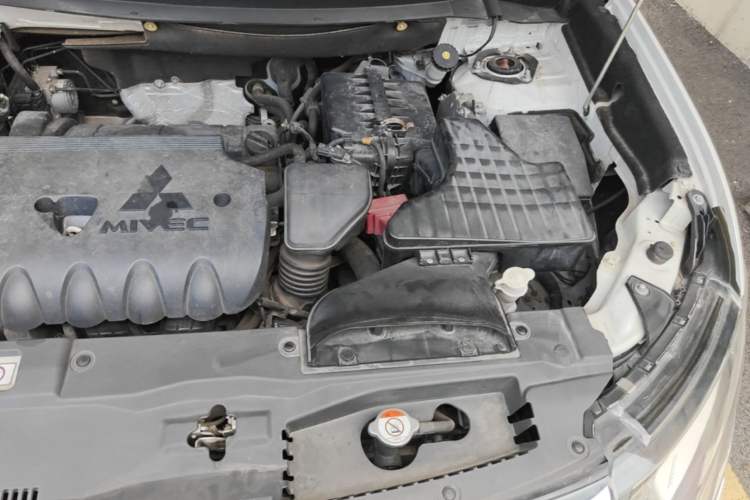 Used Mitsubishi Outlander 2016 2.4L 4x4 Luxury Edition 7-Seater Engine Bay Left