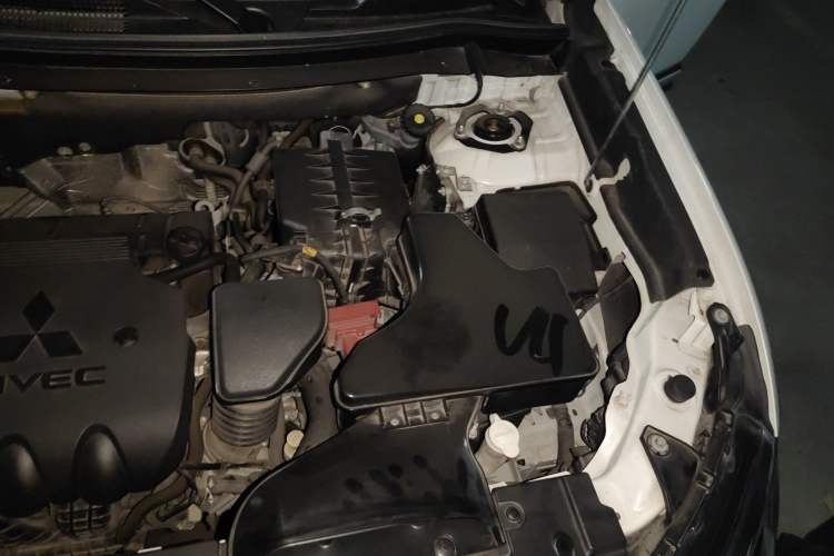 Used Mitsubishi Outlander 2016 2.4L 4x4 Elite Edition 7-Seater Engine Bay Left