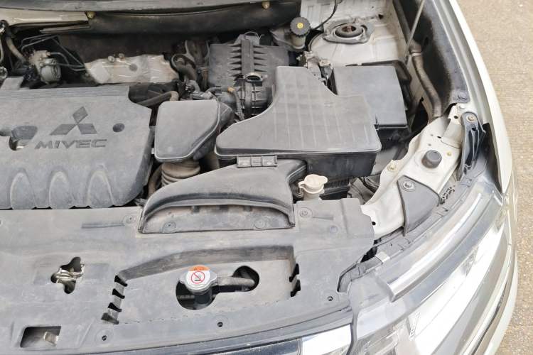 Used Mitsubishi Outlander 2016 2.4L 4x4 Luxury Edition 7-Seater Engine Bay Left