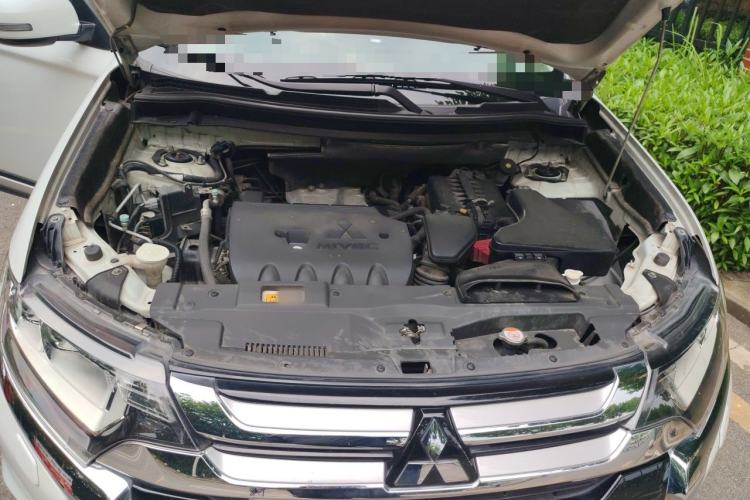 Used Mitsubishi Outlander 2016 2.4L 4x4 Elite Edition 5 Seats Engine Bay