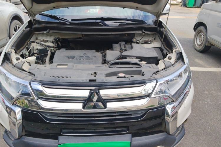 Used Mitsubishi Outlander 2016 2.4L 4x4 Luxury Edition 7-Seater Engine Bay