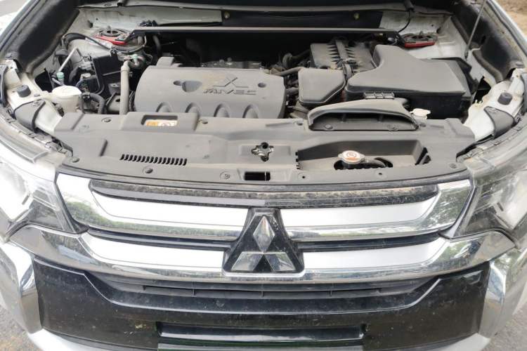 Used Mitsubishi Outlander 2016 2.4L 4x4 Elite Edition 5 Seats Engine Bay
