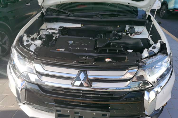 Used Mitsubishi Outlander 2016 2.4L 4x4 Elite Edition 7-Seater Engine Bay