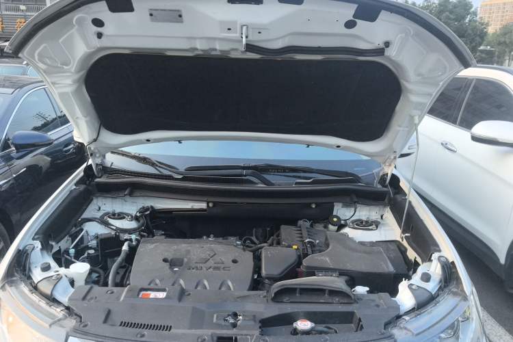 Used Mitsubishi Outlander 2016 2.4L 4x4 Elite Edition 5 Seats Engine Bay