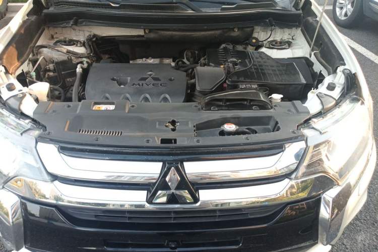 Used Mitsubishi Outlander 2016 2.4L 4x4 Elite Edition 5 Seats Engine Bay