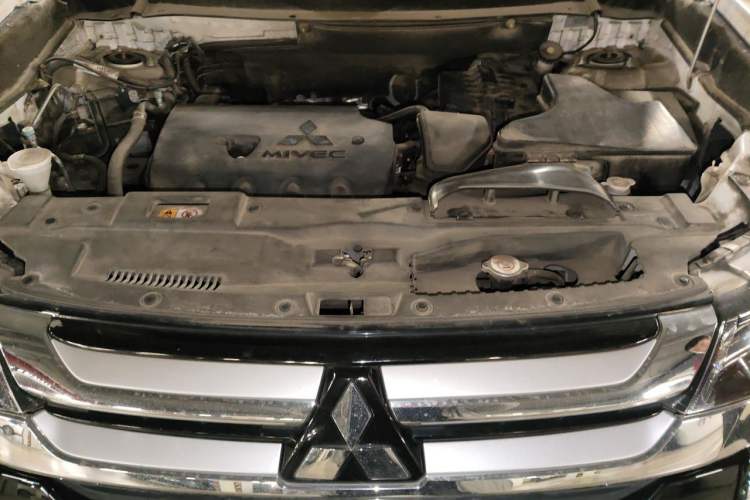 Used Mitsubishi Outlander 2016 2.4L 4x4 Luxury Edition 7-Seater Engine Bay
