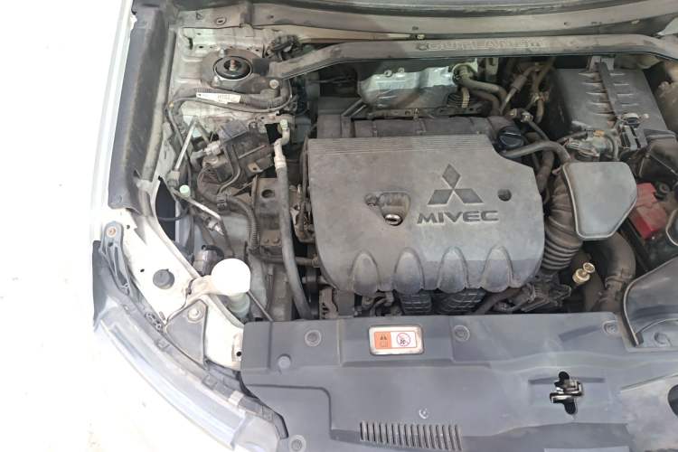 Used Mitsubishi Outlander 2016 2.4L 4x4 Elite Edition 7-Seater Engine Bay Right