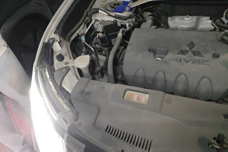 Used Mitsubishi Outlander 2016 2.4L 4x4 Luxury Edition 7-Seater Engine Bay Right