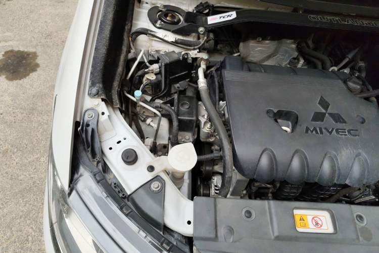 Used Mitsubishi Outlander 2016 2.4L 4x4 Elite Edition 5 Seats Engine Bay Right