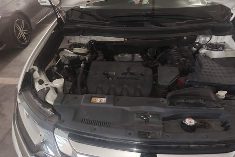 Used Mitsubishi Outlander 2016 2.4L 4x4 Luxury Edition 7-Seater Engine Bay Right