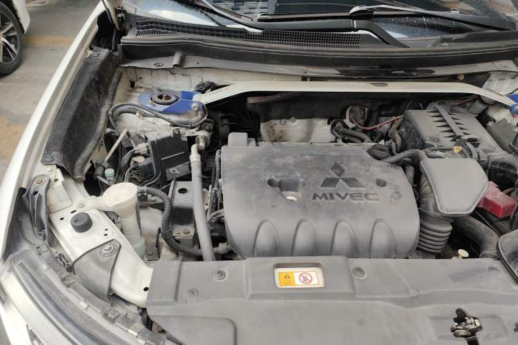 Used Mitsubishi Outlander 2016 2.4L 4x4 Elite Edition 5 Seats Engine Bay Right