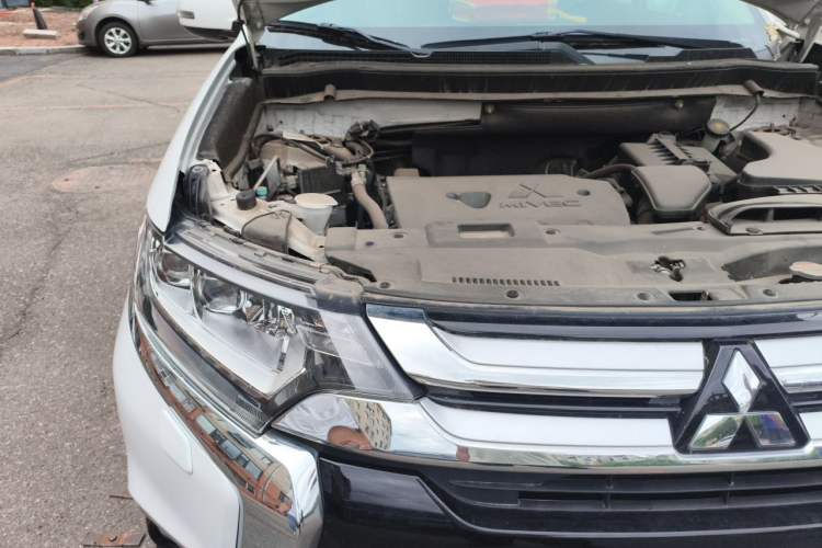 Used Mitsubishi Outlander 2016 2.4L 4x4 Elite Edition 5 Seats Engine Bay Right