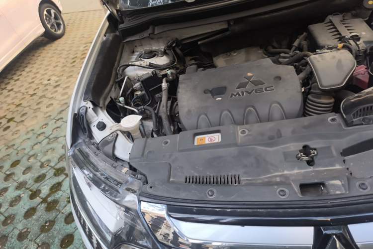 Used Mitsubishi Outlander 2016 2.4L 4x4 Luxury Edition 7-Seater Engine Bay Right