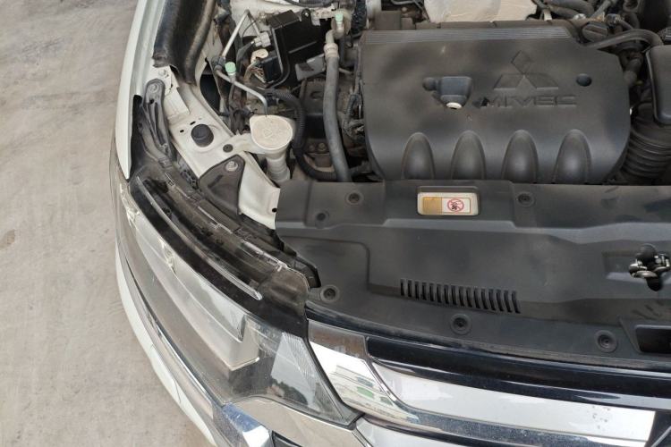 Used Mitsubishi Outlander 2016 2.4L 4x4 Luxury Edition 7-Seater Engine Bay Right
