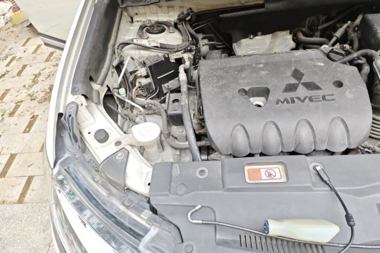 Used Mitsubishi Outlander 2016 2.4L 4x4 Elite Edition 7-Seater Engine Bay Right